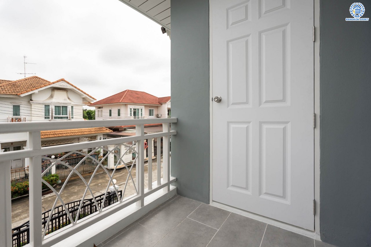 บ้านมือสองตกแต่งใหม่ ม.มณีรินทร์พาร์ค รัตนาธิเบศร์-ท่าอิฐ แบรนด์ Property Perfect เนื้อที่ 66.2 ตร.ว. ฟังก์ชัน 3 ห้องนอน 4 ห้องน้ำ 1 ห้องอเนกประสงค์ จอดรถได้ 2 คัน บนทำเลศักยภาพ เชื่อมต่อทั้ง ถนนรัตนาธิเบศร์ และถนนราชพฤกษ์ ใจกลาง 2 เซ็นทรัลฯ ใกล้ทางด่วนงามวงศ์วาน และรถไฟฟ้า "สถานีบางรักน้อยท่าอิฐ"